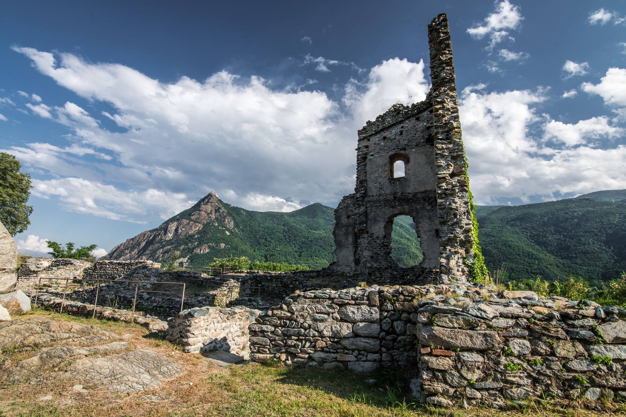 Ruderi del castello di Condove. Sullo sfondo la Sacra